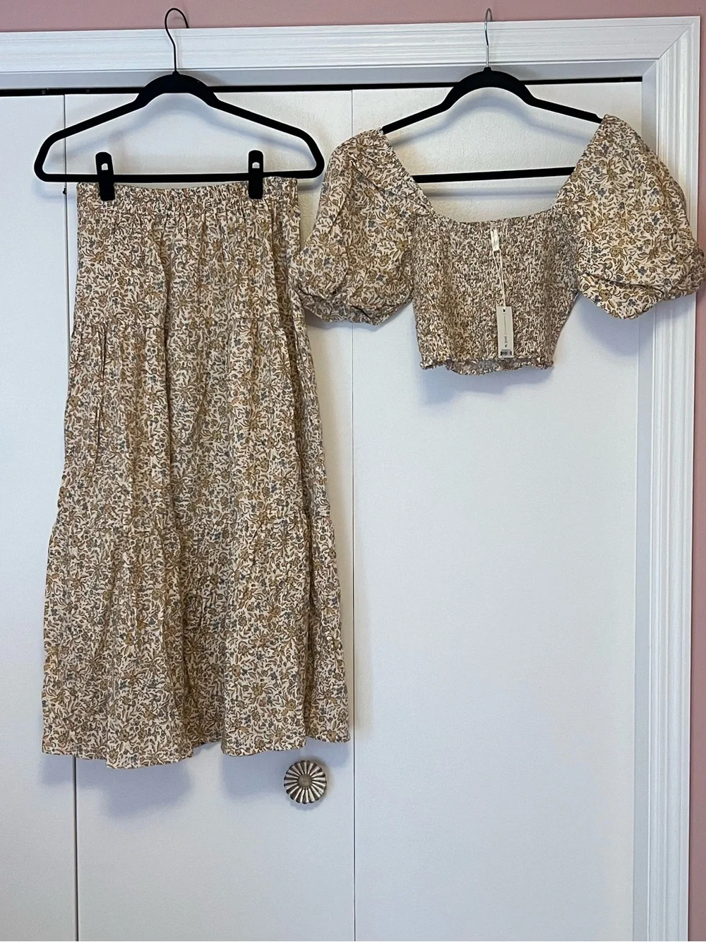 Rylee & Crew Floral Puff Sleeve Crop Top & Midi Skirt Set - Beige Floral - Picture 1 of 4